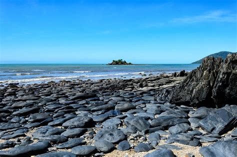 The bouncing stones of Thornton Beach - Australian Geographic