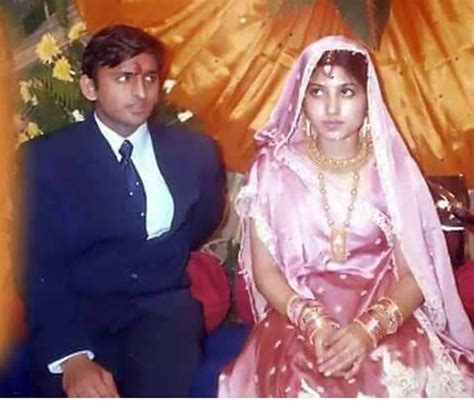 Akhilesh And Dimple At Their Wedding In - Dimple Yadav Before Marriage ...