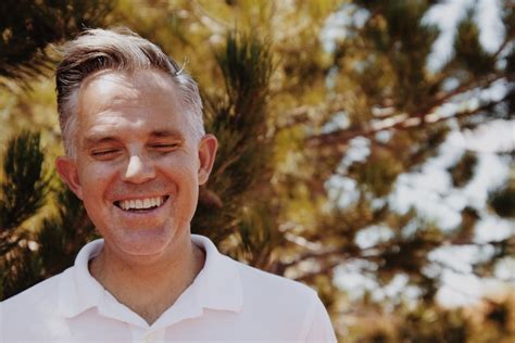 Foto Hombre sonriente en camisa de vestir blanca – Imagen Persona gratis en Unsplash