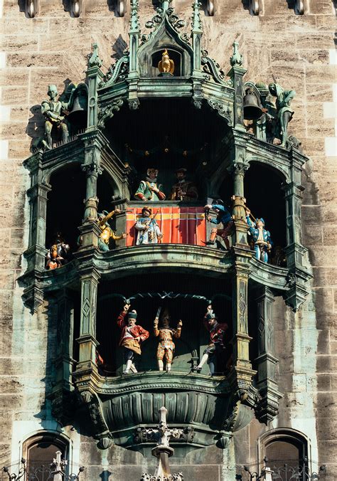 Glockenspiel Munich on Marienplatz [times & history]