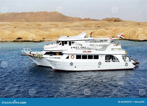 Snorkeling Tourists and Motor Yachts on Red Sea in Ras Muhammad ...