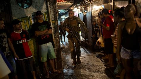 Intense firefight sows panic in massive Rio de Janeiro slum | CTV News