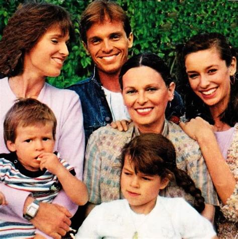 Miguel Bosé con su madre Lucía,sus hermanas Lucía y Paola y sus ...