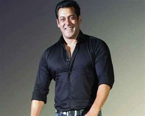 Salman Khan donates one lakh hand sanitisers to Mumbai Police