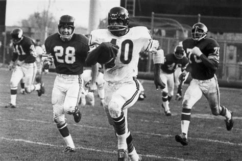 Gale Sayers, Bears legend and Hall Of Famer, dies at 77 - Windy City ...