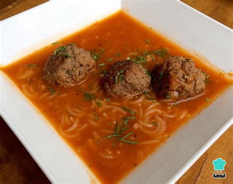 Sopa de albóndigas con fideos