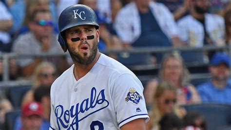 Mike Moustakas traded to Royals by Brewers