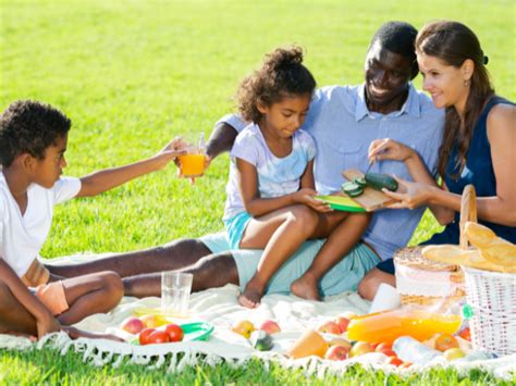 Why Eating Outside Is Good For Your Mental Health - Ecohappiness Project