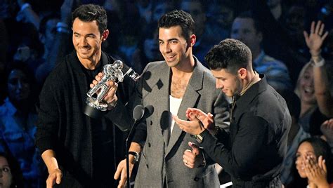 Jonas Brothers Win First-Ever MTV VMAs Award! | 2019 MTV VMAs, Joe Jonas, Jonas Brothers, Kevin ...