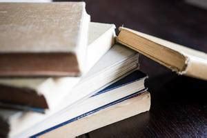 Books, Plants and Decorations in a Bookshelf under Stairs - Creative Commons Bilder