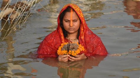 Chhath Puja Morning Arghya in Bihar Highlights उदीयमान सूर्य को अर्घ्य ...