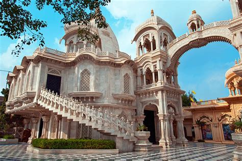 8 Vibrant Temples in Vrindavan to Visit During Holi - OYO