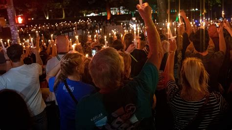 Elvis Week: Candlelight Vigil at Graceland draws fans from around world