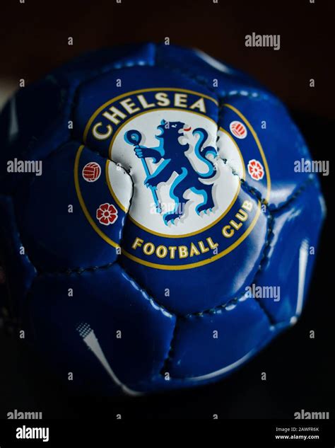 Get 18: Chelsea Logo Png 512x512