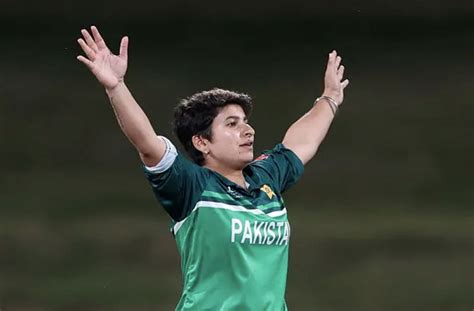 What makes Nida Dar one of the Finest All Rounders in Women’s Cricket? - Female Cricket