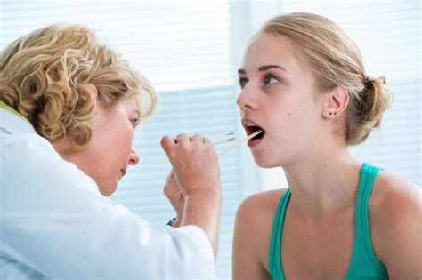 Mono vs. Strep Throat Symptoms and Treatment