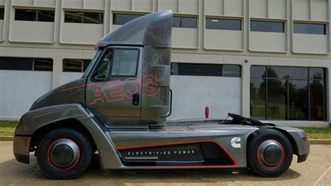 Surprise! Cummins Unveils an All-Electric Semi Truck Ahead of Tesla ...