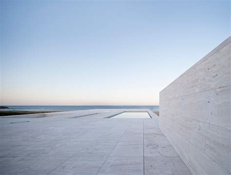 house of the infinite by alberto campo baeza stretches towards the ocean