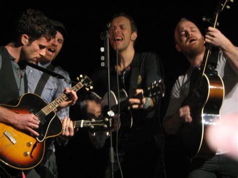 Coldplay during their acoustic performance/ Coldplay durante su set ...