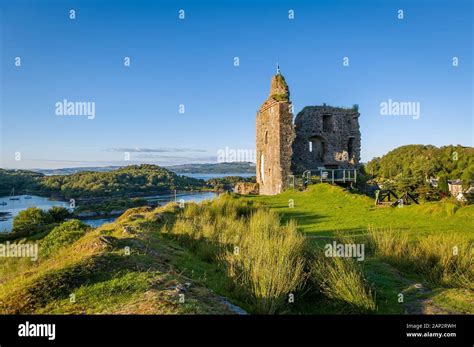 Royal Castle of Tarbert. Sunset in Tarbert, Scotland Stock Photo - Alamy