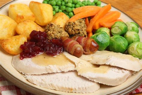 Roast Turkey Christmas Dinner Stock Image - Image of meal, peas: 33605935