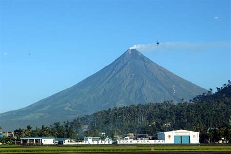 31 mountaineers held for illegal Mayon Volcano hike | Inquirer News