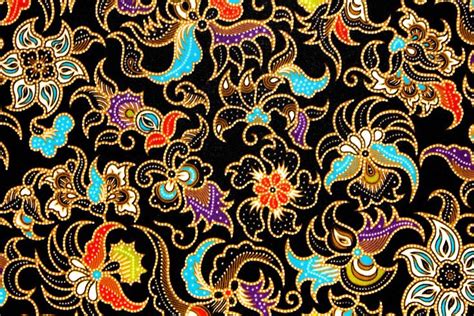 Indonesian batik The background also brings out the other colours ...