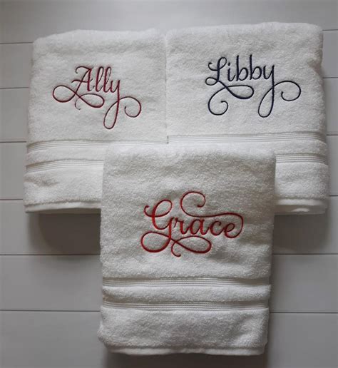 Personalized Calligraphy Embroidered Bath Towel - GANOVI & Co.