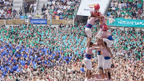 Spain's mesmerizing tradition of building human towers - CNN Video