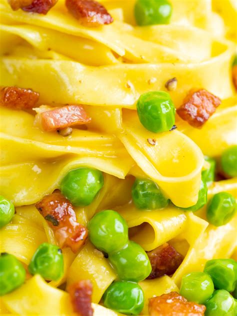 Easy Pasta Carbonara with Peas and Bacon - Krumpli