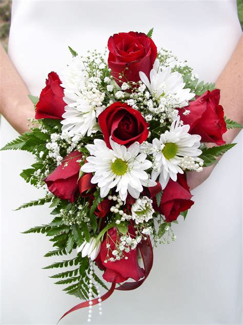 Red Rose and White Daisy Bouquet | This is a classic and ine… | Flickr