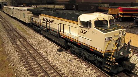 Lionel BNSF Ice Cold Express O-Scale Train Set - YouTube