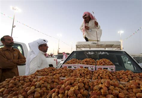 A day at the Saudi dates festival | Al Arabiya English