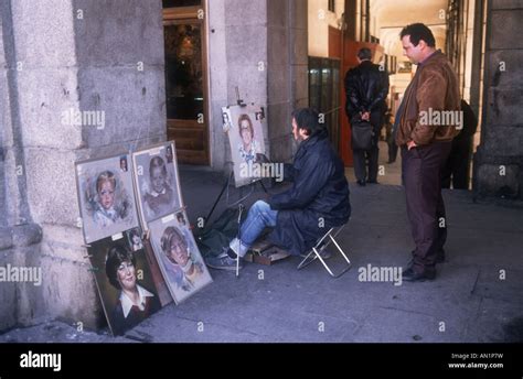 Plaza Mayor, Madrid, showing portrait painter with paintings Stock ...