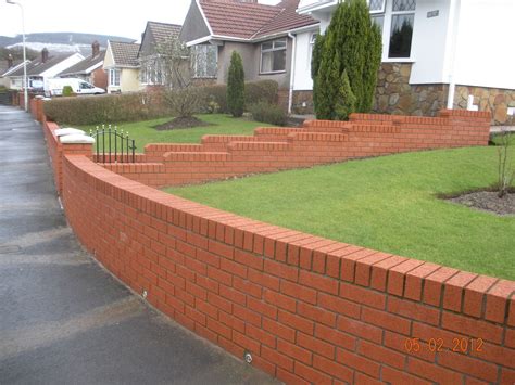 CWM LLYNFI BRICKLAYING : 9 INCH RED FACE BRICK GARDEN WALL WITH BRICK ...