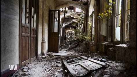 Entrance With Images Abandoned Castles Castles Interior