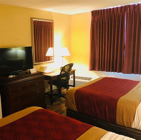 Econo Lodge Rooms: Pictures & Reviews - Tripadvisor