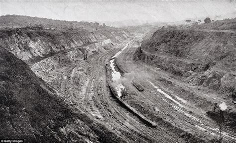 20 Photos of the Construction of the Panama Canal