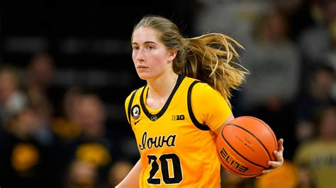 Iowa basketball player, Edwardsville native Kate Martin receives Big 10 Sportsmanship Award | FOX 2