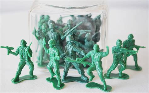 vintage army green plastic men...12 army men