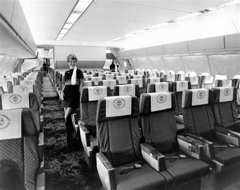 McDonnell Douglas DC-10 interior, 1974. Yes, indeed. This was United economy from the 70s. Still ...
