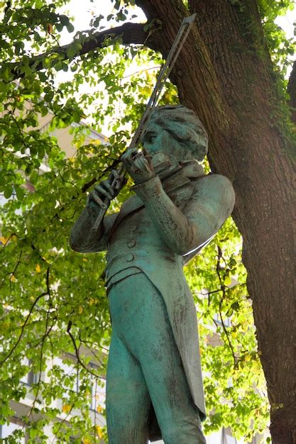 Premium Photo | Statue of violinist ole bull, bergen, norway