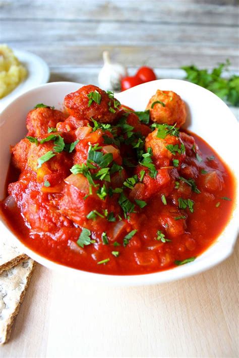 Meatballs with tomato and garlic sauce – Chiftele marinate – Delicious Romania