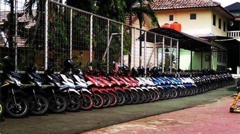 Viral Parkiran Motor di SMAN 4 Tangerang Selatan yang Tertata Rapi Bak ...