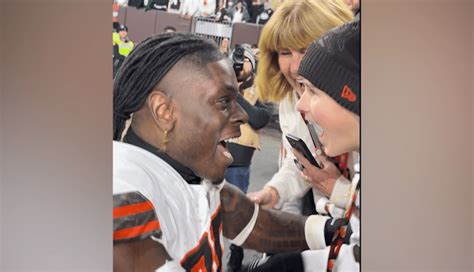 David Njoku celebrates playoffs clinch with young Browns fan in viral video