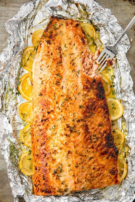 This Oven-Baked Garlic-Butter Salmon Is The Easiest Way To Feed A Crowd | Receita | Receitas ...