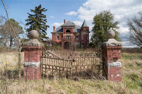 Explore this abandoned mansion in the middle of a Virginia golf course | loveproperty.com