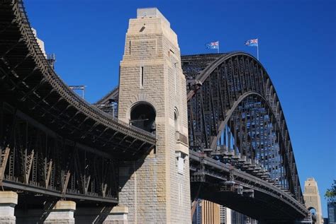 Sydney Harbour Bridge Pylon Loockout | izi.TRAVEL