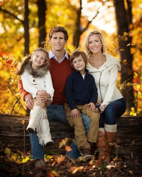 family photo poses ideas for 4 people | family pose | Family Portrait Ideas Fall Family Picture ...