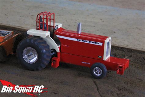 rc-farmall-pulling-tractor « Big Squid RC – RC Car and Truck News, Reviews, Videos, and More!